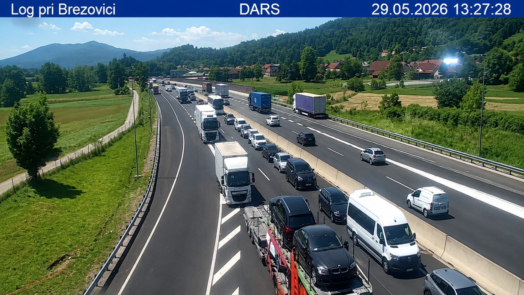 Na primorski avtocesti trčilo šest vozil, poškodovanih več ljudi