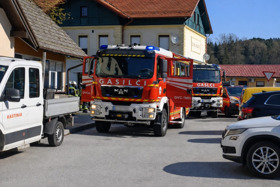 Pogumna 38-letna prodajalka iz Merkatorja skočila čez ograjo in iz ognja reševala brezdomca, sama končala v bolnišnici