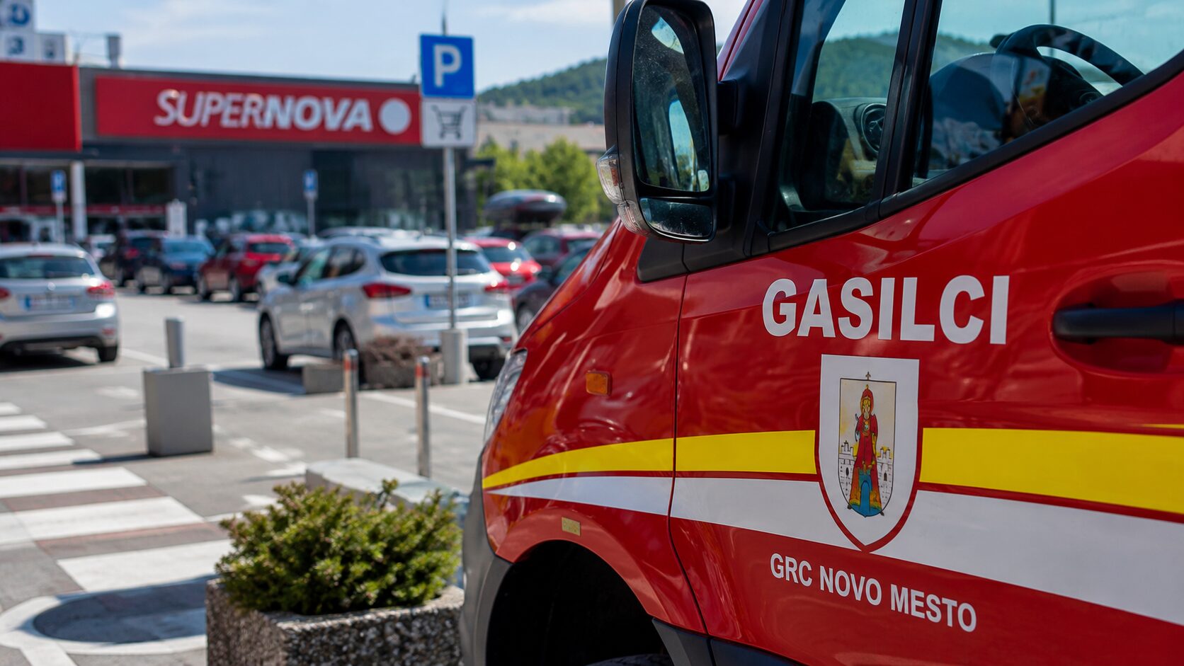 Otrok ostal zaklenjen v vozilu pri trgovskem centru na Otoški cesti, posredovali gasilci