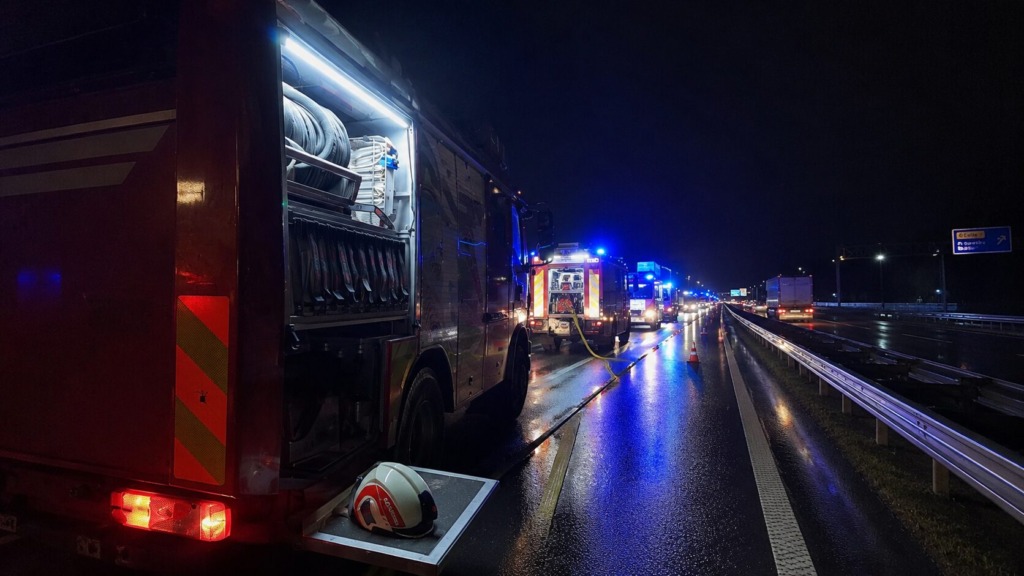 Huda prometna nesreča na štajerski avtocesti, gasilci reševali ujeto osebo