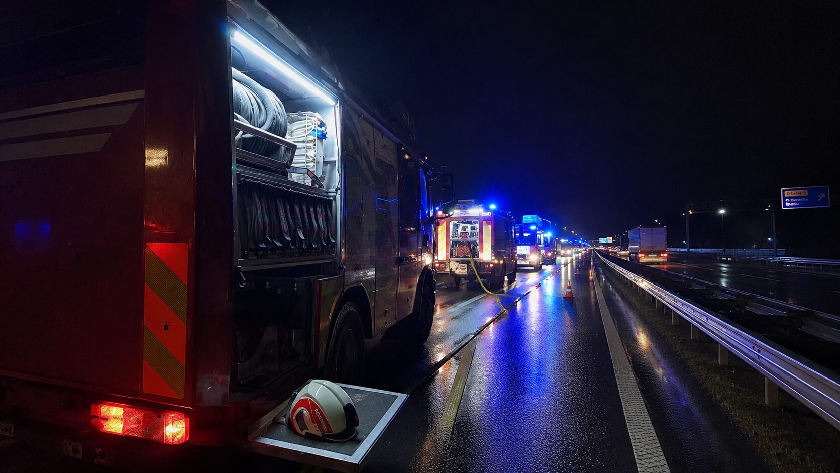 Huda prometna nesreča na štajerski avtocesti, gasilci reševali ujeto osebo