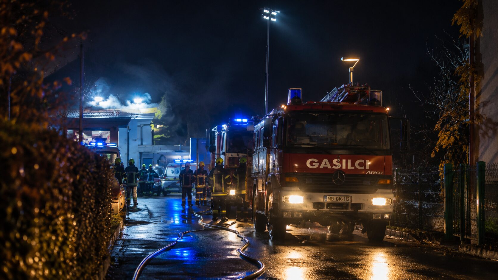 V Zagorju zagorelo reševalno vozilo, ogenj se razširil tudi na zdravstveni dom