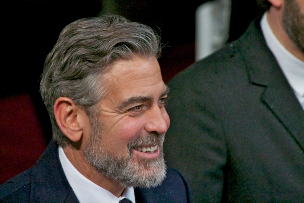 George Clooney o 'nevarnem' presenečenju za 65. rojstni dan in zabavnih nasvetih za dvojčka. Preberite, kako Amal in George krmarita med glamurjem in vzgojo.