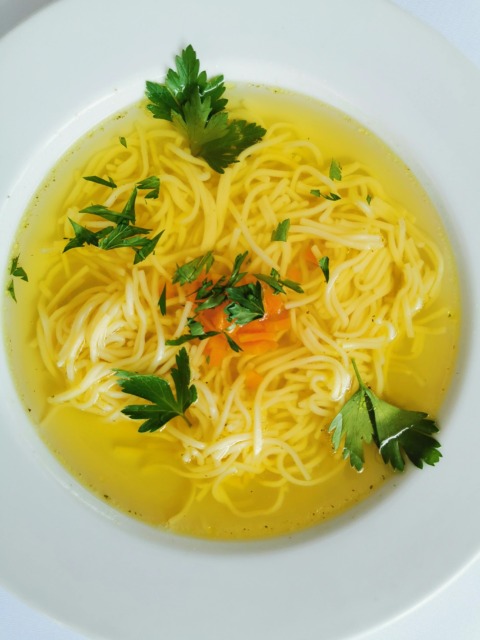 Goveja juha recept: kako skuhati bistro, polno in domačo juho