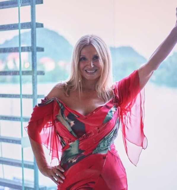 Pri 63 letih Helena Blagne s svojo podobo vzbuja občudovanje in vprašanja o skrivnosti njenega videza. 