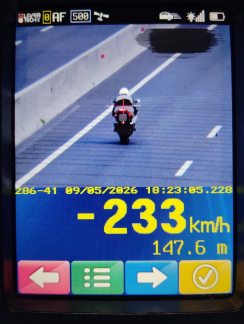 Nor posnetek z Gorenjske: motorist po avtocesti vozil kar 233 km/h