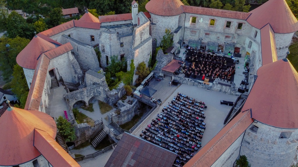 Vrhunski glasbeni večer na žužemberškem gradu: prihaja »Pozdrav poletju 2026«