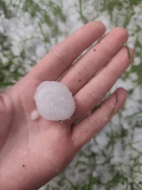 Kot oreh debela toča padala v Zgornji Savinjski dolini! Razkrivamo, kje je še trenutno nevarnost (foto)