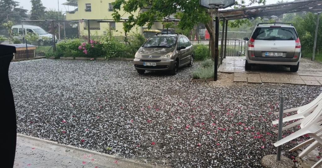 Kot oreh debela toča padala v Zgornji Savinjski dolini! Razkrivamo, kje je še trenutno nevarnost (foto)