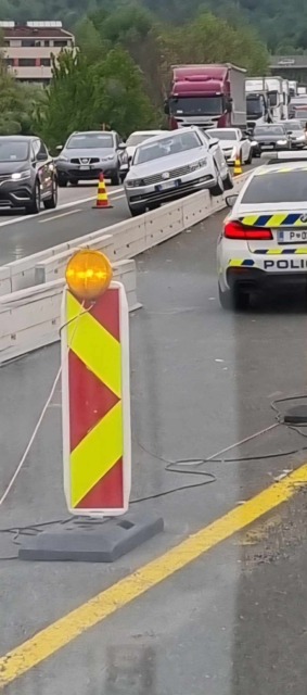 Očividec objavil fotografijo nesreče pri Postojni: primorka proti Kopru ohromljena, zamuda že 30 minut