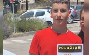 Mati se je odločila, da bo Luka pokopan v obleki, ki bi jo moral nositi na maturantski zabavi. FOTO: RTL/printscreen