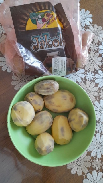 Slovenka pokazala, kaj je našla v vreči krompirja: »Iz 5 kilogramov ni bilo niti za eno kosilo«