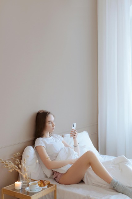 Jutranji rituali, takojšnje poseganje po telefonu ob vstajanju