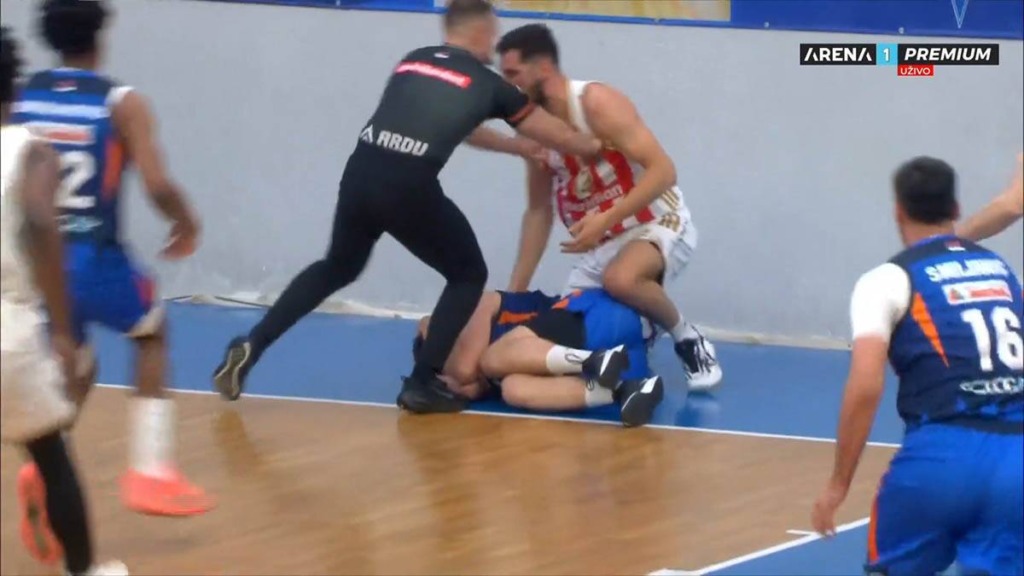 Grozljiv napad srbskega košarkarja na Slovenca, zgodilo se je na tekmi v Čajetini
