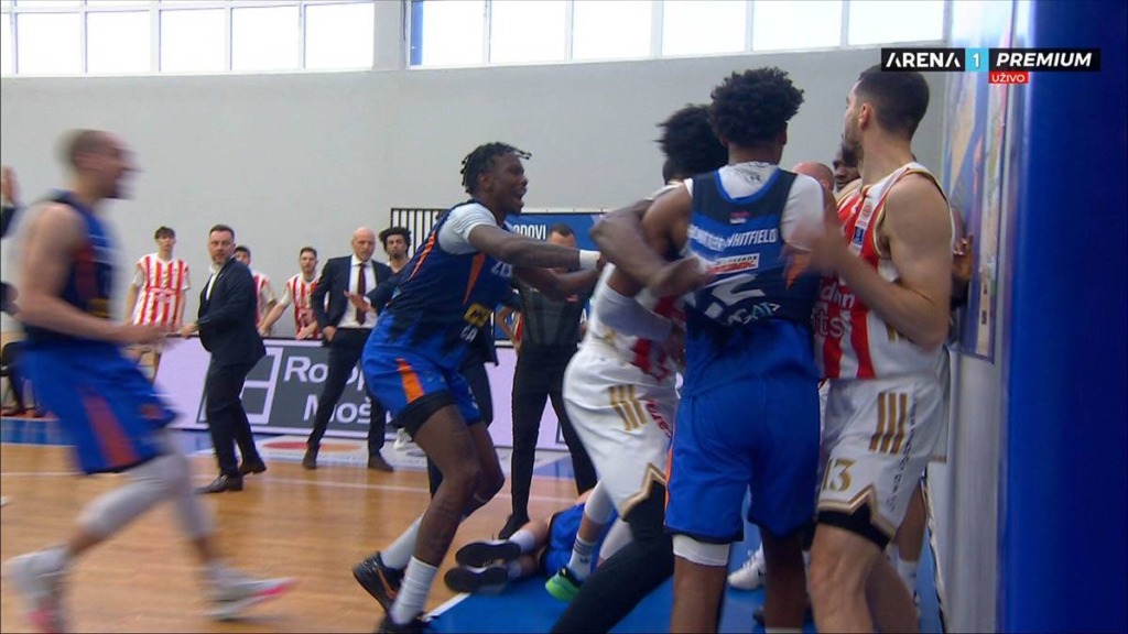 Kazen za srbskega košarkarja, ki je šel s pestmi na Slovenca, oglasila se je Crvena zvezda