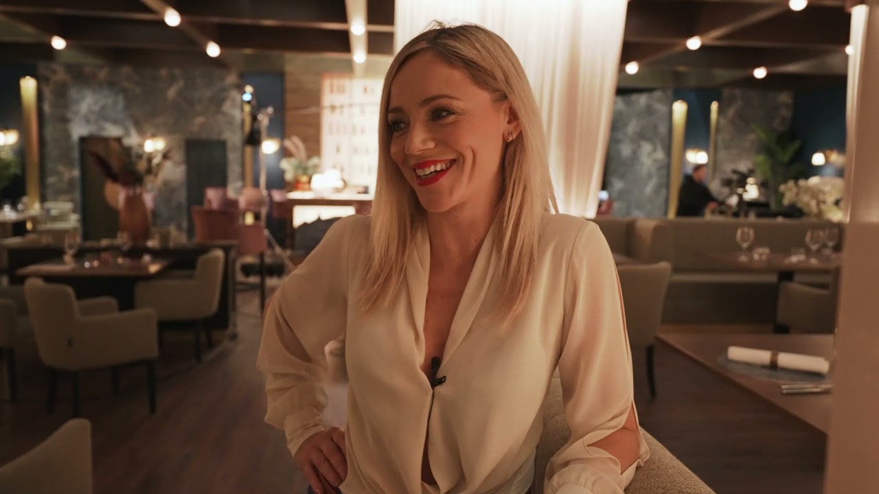 Igralka Katarina Čas pred fotografom.
