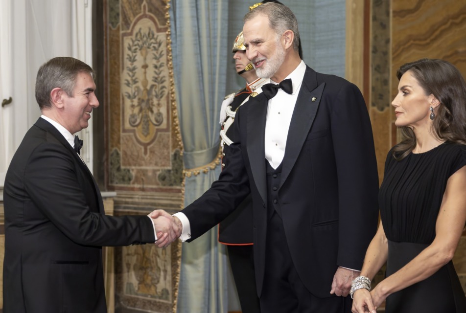 Škandal na španskem dvoru: Jaime del Burgo napoveduje serijo o kraljici Letizii. Preberite, kako obtožbe o nezvestobi ogrožajo prestol in prihodnost princese Leonor.