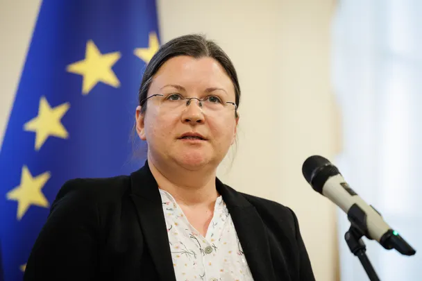 Kokotova udarila z resnimi obtožbami: »Ponudbe naj bi prihajale z levega pola« - trem poslancem naj bi ponujali ogromne vsote