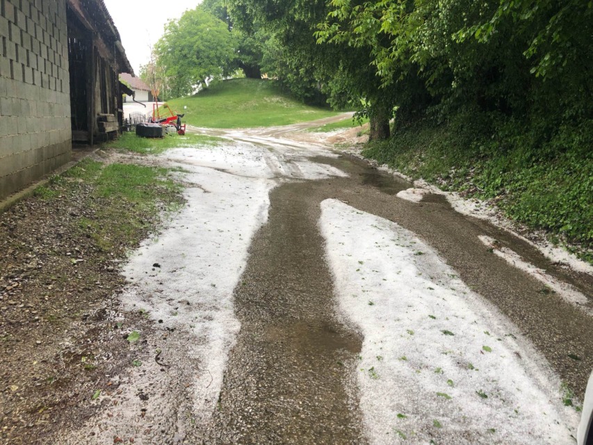 Močne nevihte s točo že udarile, takšno je stanje po Sloveniji (foto/video)
