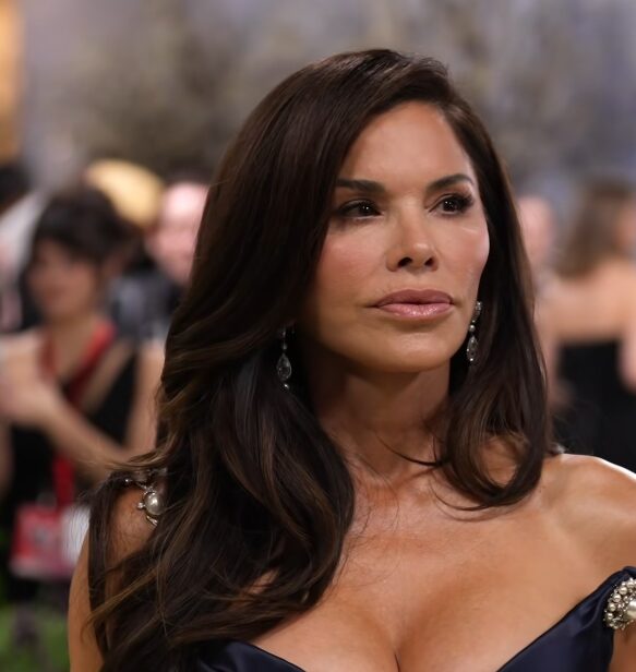 Lauren Sánchez je na Met Gali 2026 obudila razvpito sliko Madame X. Raziskujemo ozadje Schiaparellijeve obleke, ki je s spuščeno naramnico razdelila modno javnost.