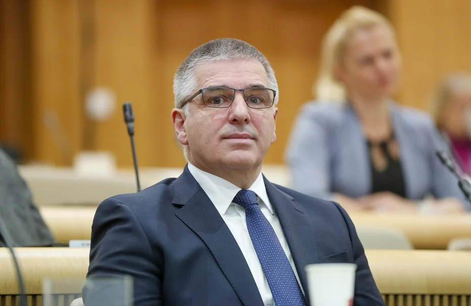 Marko Lotrič se je znašel pod pritiskom Levice, ki v njegovi dvojni vlogi vidi konflikt interesov; vir: Omrežje X