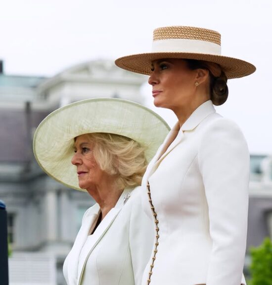Melania Trump je razkrila razkošen (in drzen) jedilnik, s katerim je “ukrotila” kralja Karla III