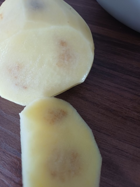 Slovenka pokazala, kaj je našla v vreči krompirja: »Iz 5 kilogramov ni bilo niti za eno kosilo«