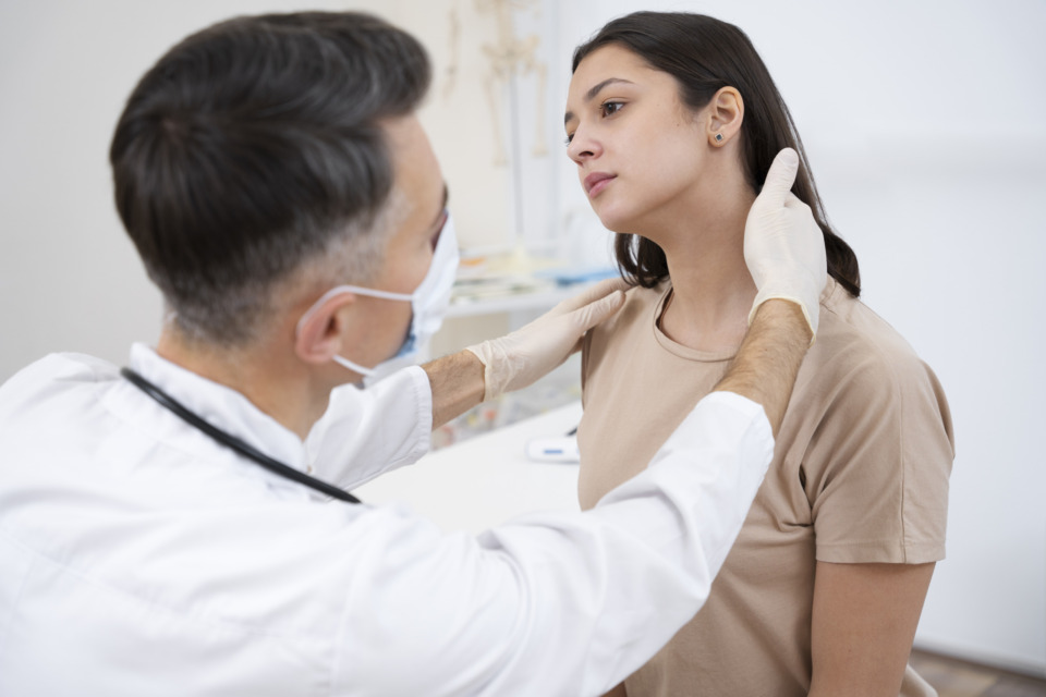 Klinični pregled vratu za težavo mravljinci v rokah