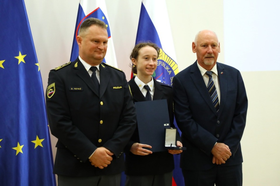 Nika in Domen Prevc prejela posebno priznanje policije, minister ju sprejel z velikimi besedami