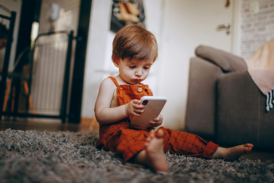 Otrok na telefonu