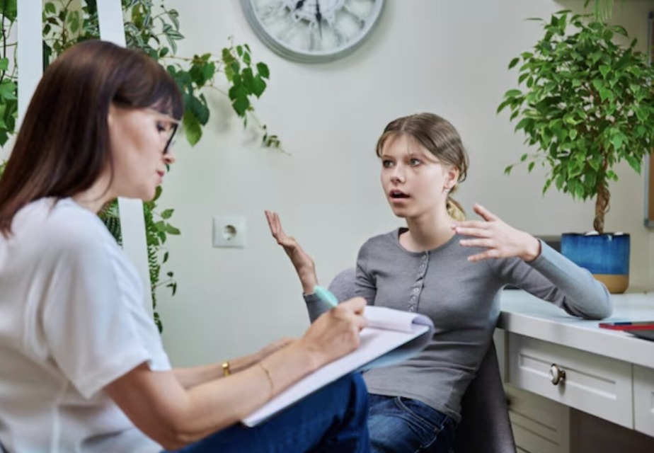 Najstnica išče pomoč pri pediatru