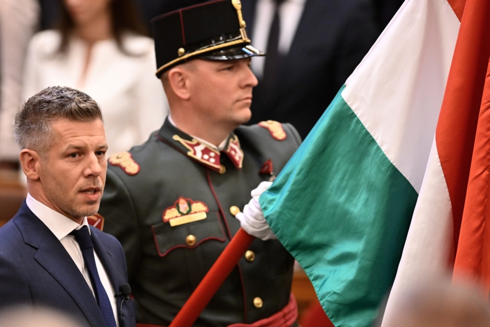 Péter Magyar prevzel vodenje Madžarske in končal 16-letno vladavino Viktorja Orbána