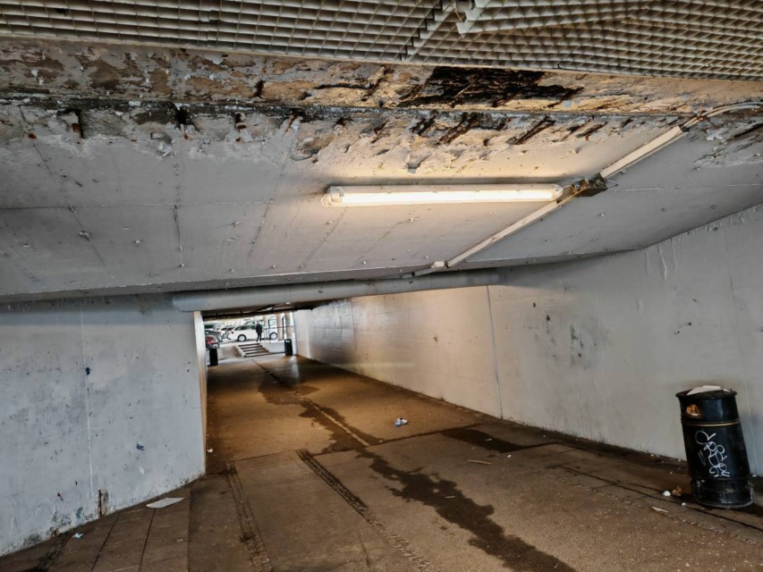 Nad glavami pešcev razpada beton – podhod pod Dunajsko cesto v Ljubljani vzbuja vse več skrbi (FOTO)