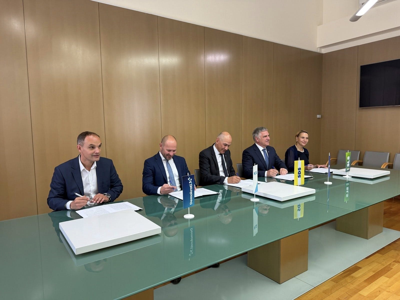 Janša na pragu četrte vlade: koalicijski dogovor podpisan tik pred odločilnim glasovanjem