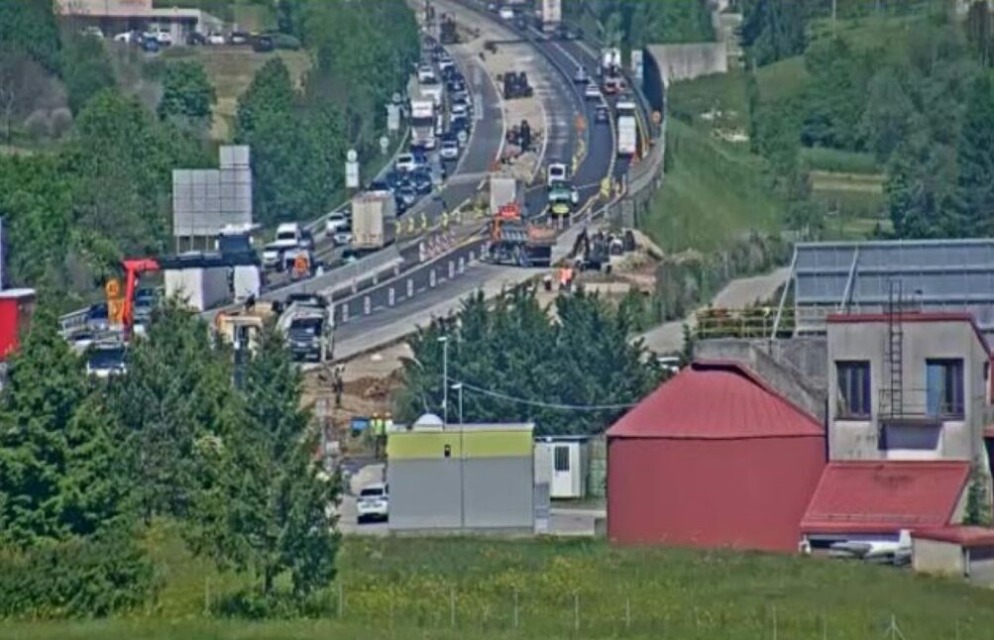 Začelo se je: praznični vikend prinesel kolone, zastoje in živčne voznike