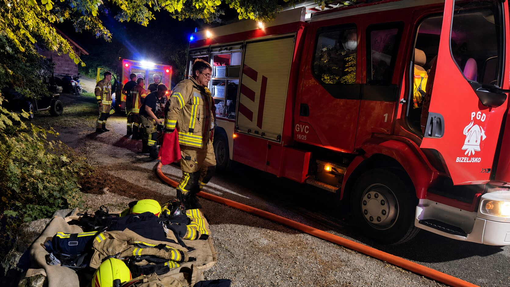 Sredi noči v Pišecah izbruhnil požar gospodarskega objekta, ena oseba potrebovala pomoč