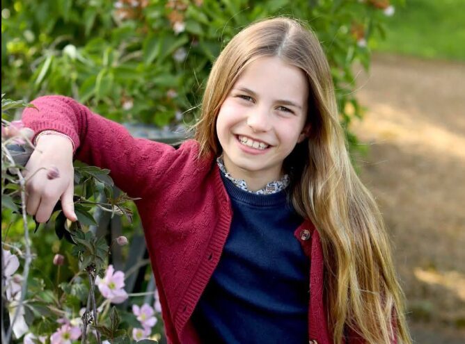 Modri nohti, ki so pretresli dvor. Princesa Charlotte je prekršila kraljevi protokol in presenetila z modrim lakom. Odkrijte, zakaj ta detajl pomeni novo dobo monarhije