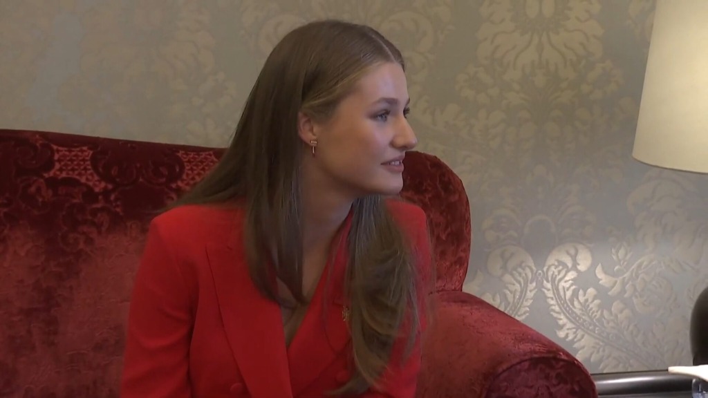 Princesa Leonor, ključni adut za preživetje španske monarhije. Kako mlada naslednica z vojaškim urjenjem in priljubljenostjo rešuje ugled kraljeve družine?