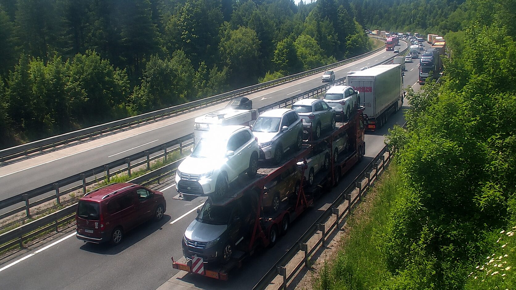 Pozor, če greste proti Kopru: pred Logatcem zastoj zaradi prometne nesreče, zamuda že več kot 1 uro