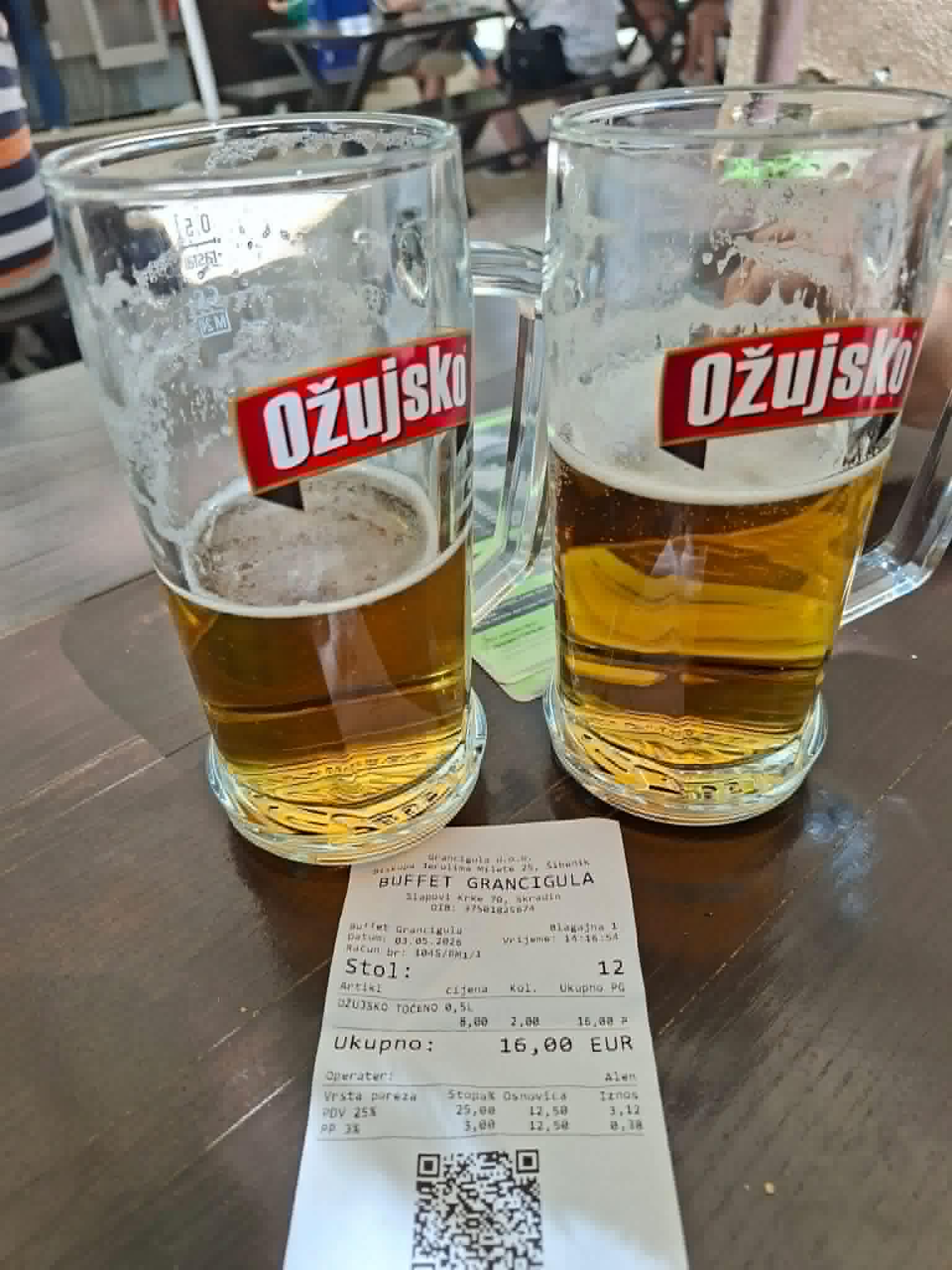 Pivo stane 8 evrov, pa se sezona še niti dobro ni začela; vir: Facebook
