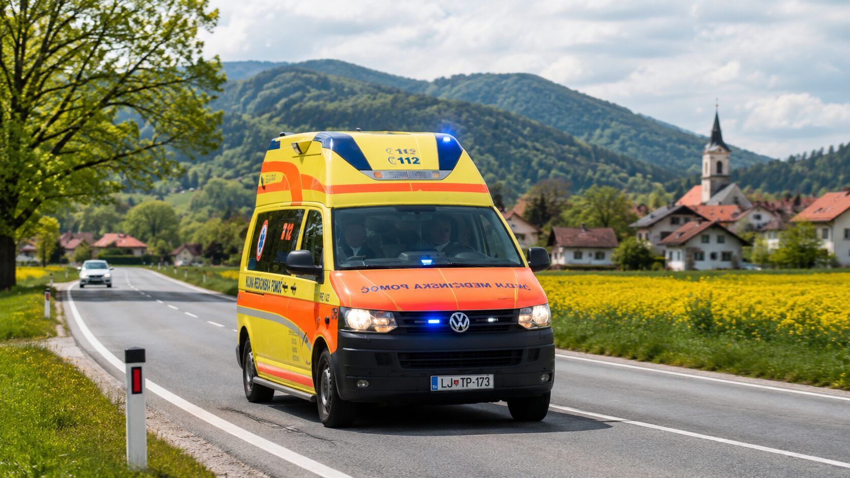 V Predosljah 49-letna voznica zapeljala na nasprotni pas, z motoristom in kolesarjem je hudo