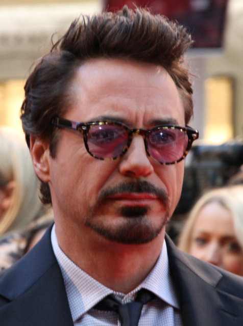 Robert Downey Jr   vplivneže vidi kot »evangelijske prodajalce«, ki izkoriščajo potrebo po pripadnosti.