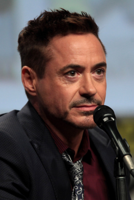 Robert Downey Jr. brez dlake na jeziku o vplivnežih: Zvezdnik kritizira sodobno spletno slavo in mlade poziva k ustvarjanju namesto iskanja pozornosti na omrežjih