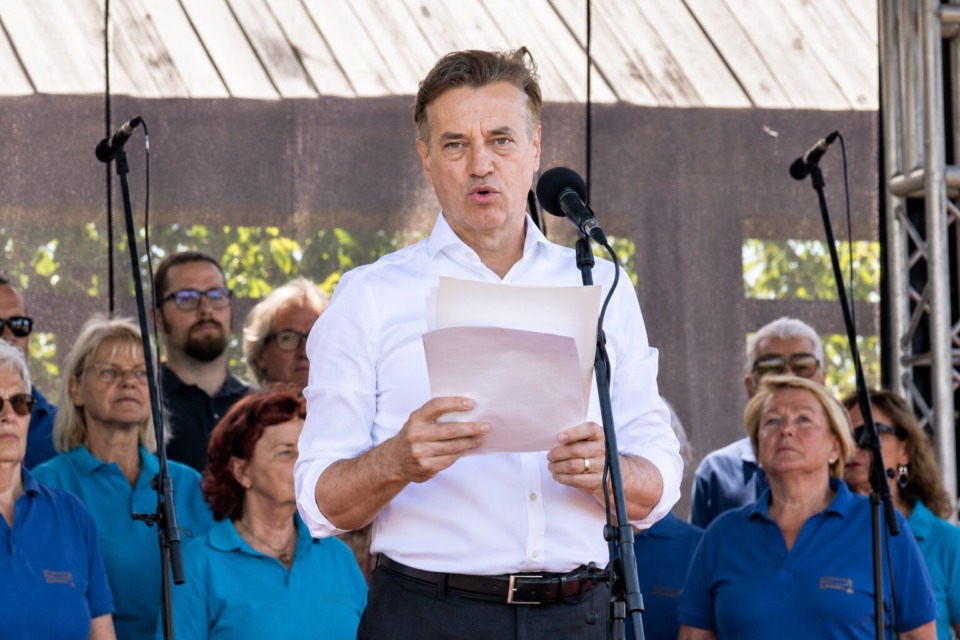 Robert Golob med govorom na proslavi na Jančah