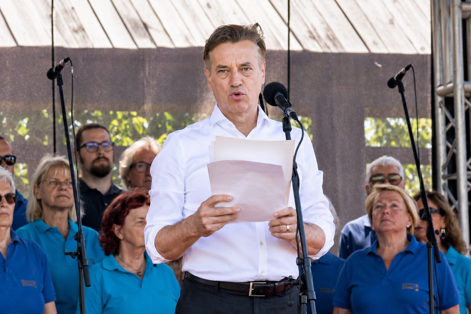 Robert Golob med govorom na proslavi na Jančah