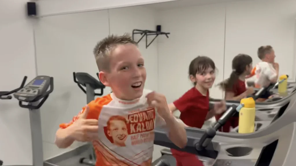 Otrok, ki živi za tek, dobil prepoved: “Ukradli so mu sanje. Ponovno.” – organizatorji Maratona treh src so 10-letnemu Edvardu prepovedali nastop (FOTO)