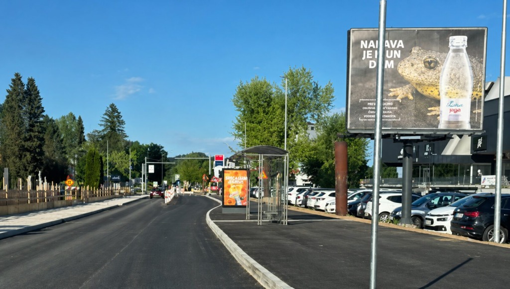 Seidlova po obnovi razjezila Novomeščane: milijonski projekt, pločnik širok kot letalska steza avtobus pa bo ustavljal kar na cesti? (FOTO)