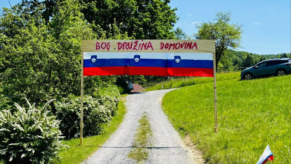 Janševi podporniki po izvolitvi niso skrivali navdušenja: pred hišo so mu postavili slavolok (FOTO)
