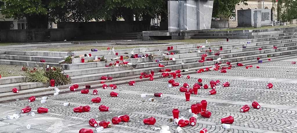 Komu so bile v napoto sveče za žrtve povojnih pobojev? Prizor iz Ljubljane razburil javnost (FOTO)