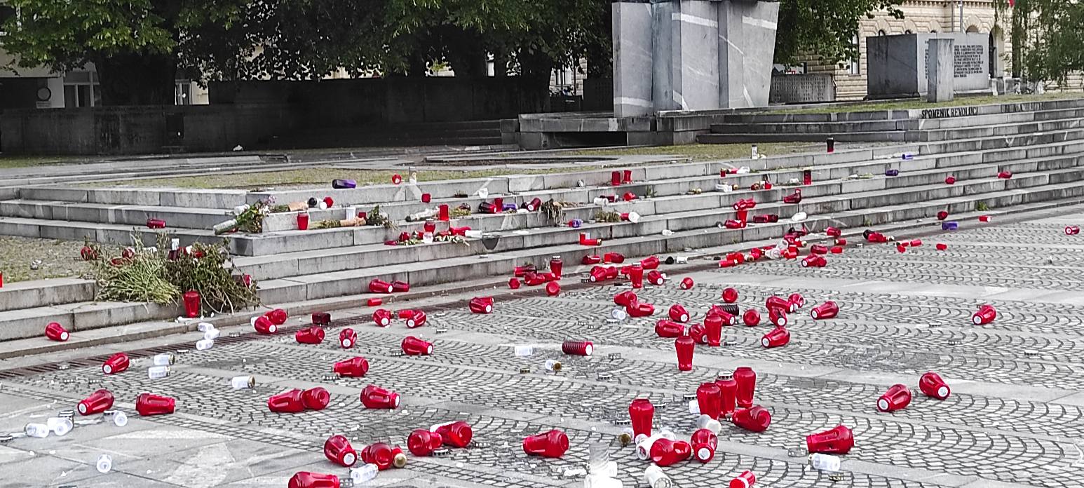 Komu so bile v napoto sveče za žrtve povojnih pobojev? Prizor iz Ljubljane razburil javnost (FOTO)